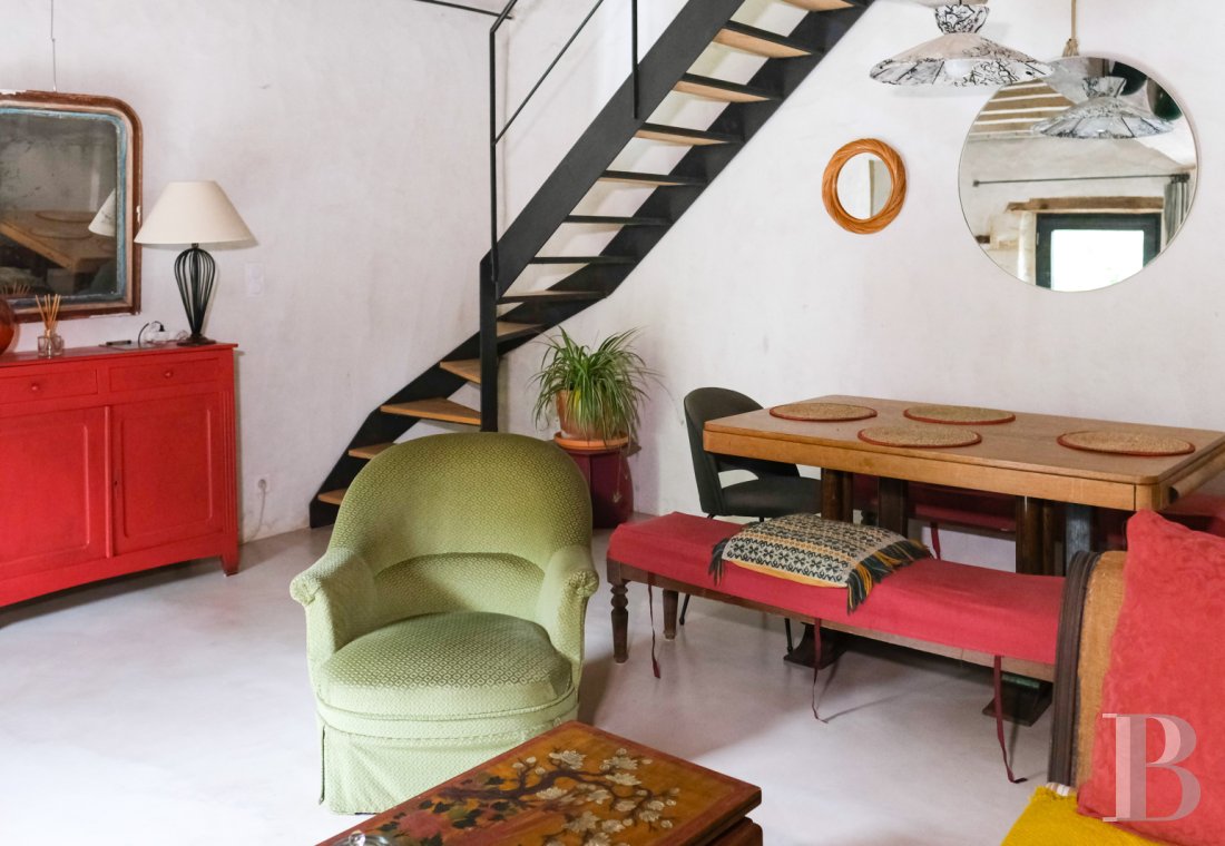 A artists' house with a cluster of small houses on the way to Le Mans - photo  n°33